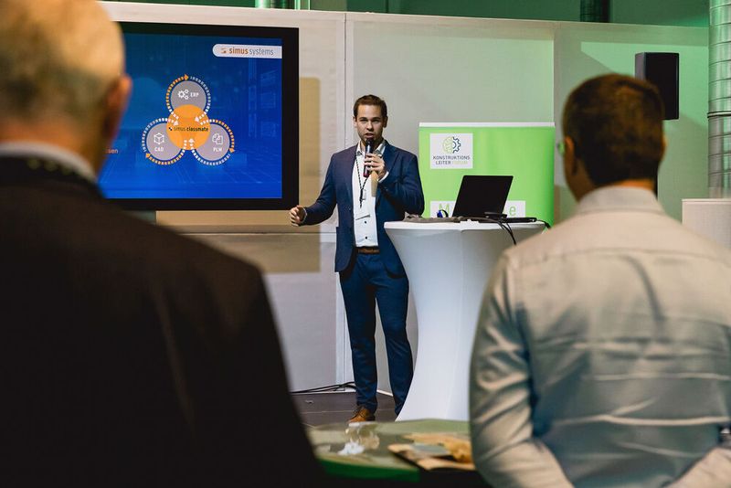 Auf der Meet-the-Experts-Bühne demonstrierten die Partner des Forums, welche Vorteile ihre Lösungen für den Produktentstehungsprozess haben. Bei Simus Systems dreht sich alles um den zielführenden Umgang mit Daten. (Bild: Stefan Bausewein/VCG)