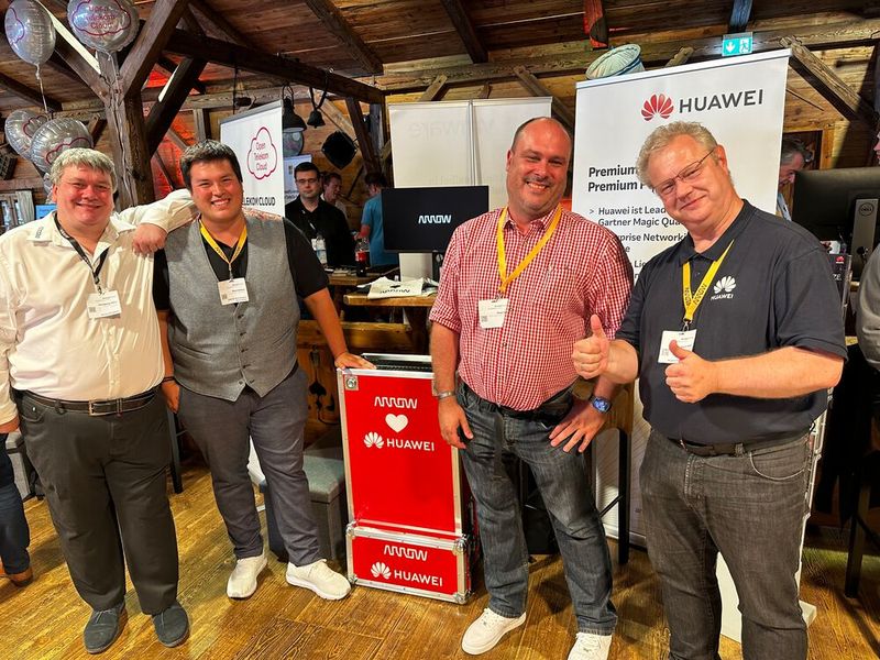 (v. l.) Wolfgang Zißler (Arrow) mit seinem Hersteller Huawei, Nino Medro, Peter Saal und Peter Bink (Bild: Vogel IT-Medien )