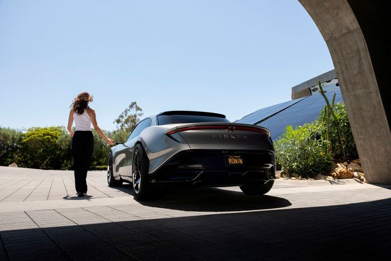 Der Wagen soll echte 1.000 km Reichweite bieten, auch bei sportlichem Tempo. Das Cabrio mit versenkbarem Hardtop bietet Platz für vier Personen. In zwei Sekunden beschleunigt der Super GT auf 100 km/h und erreicht 275 km/h in der Spitze.  (Bild: Fisker)