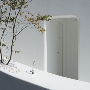 Über den offenen Innenhof erreicht man die Damen- und Herrentoiletten. (Standort: Nishisando/Architekt: Sou Fujimoto). (Bild:  The Nippon Foundation / TOTO Ltd.)