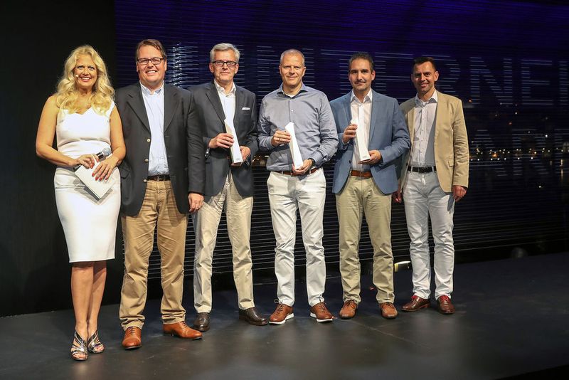 Barbara Schöneberger (li.), Audi-Vertriebsvorstand Dietmar Voggenreiter (2. v.li.) und Audi-Deutschland-Vertriebschef Martin Sander (re.) gratulierten den drei Topplatzierten des Unternehmer-Awards (v.li.) Markus Ludewig, Frank Brecht (in Vertretung für Steffen Hahn) und Christian Scherer. (Audi)
