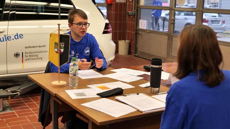 Maik Widder aus Sachsen-Anhalt erläutert Prüferin Isabel Rust die wichtigen Punkte bei der Wertermittlung eines Fahrzeugs. (Bild: Schmidt – autoFACHMANN)