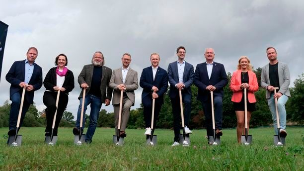 Am 12. September beim feierlichen Spatenstich: Die Hessische Zentrale für Datenverarbeitung (HZD) ist der Ankermieter des Datacenter.(Bild:  rhöncloud)