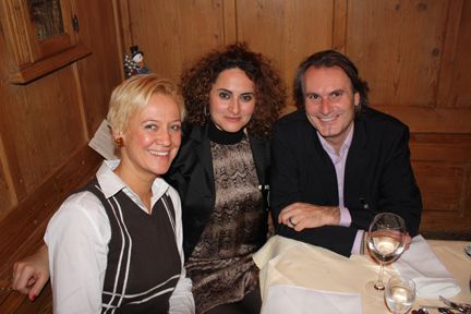 von links: Anette Mayr (Infinigate), Besa Agaj (IT-BUSINESS) und Josef Vistola (Trend Micro) unterhielten sich angeregt im gemütlichen Ambiente des Gasthof. (Archiv: Vogel Business Media)