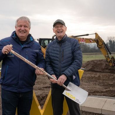 Erster Spatenstich zum Baubeginn des neuen Werks in Kuppenheim. (Bild: Vega)