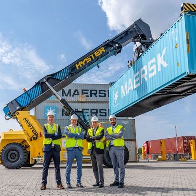 V.l.: Martijn Veerkamp (Commercial Director Heffiq), Jan-Jaap Kroft (Sustainability Manager ITG), Lucien Robroek (President Global Big Trucks) und Ricky Hirani (Director Product Management Big Trucks, beide Hyster), beim Fotoshooting vor dem E-Reach-Stacker. (Bild: Hyster)