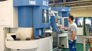 Bild 1: Die zwei Pick-up-Drehmaschinen stehen parallel nebeneinander und sind miteinander verkettet. Auf diese Weise können viele Bauteile komplett bearbeitet werden. (Bild: Emag)