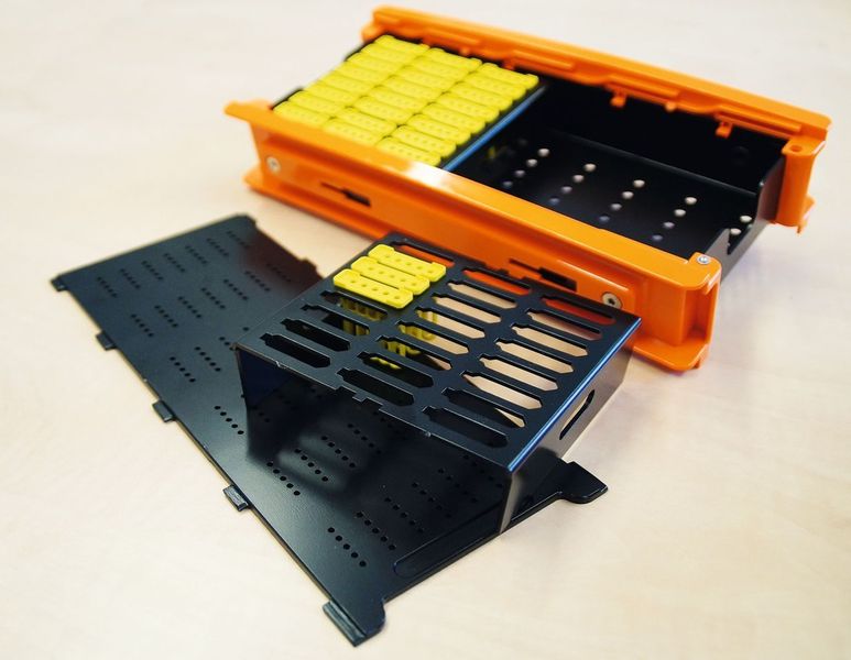 Container für die Medizintechnik. Die schwarzen Teile sind mit der Kombinationsbeschichtung aus Technisch Eloxal und der Tauchlackierung SILA-COAT® 5000 versehen. (Bild: AHC)