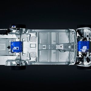 Wahlweise können ein oder zwei E-Antriebe verbaut werden. Somit gibt es die Fahrzeuge mit Front-, Heck- oder Allradantrieb.(Bild:  Stellantis)