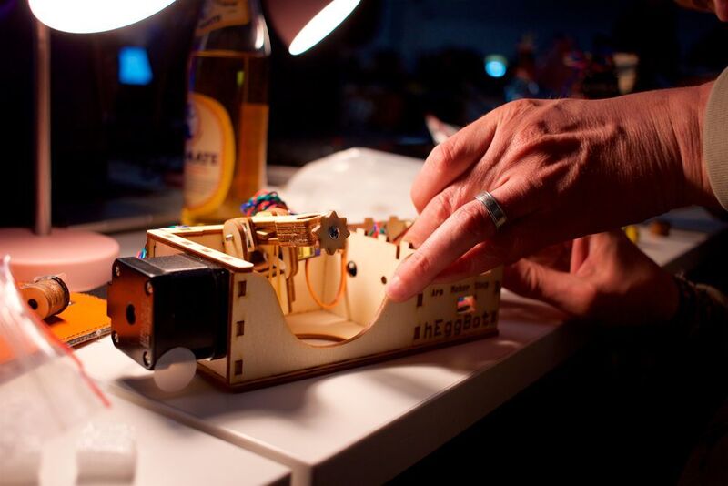 Außerhalb der Vorträge gab es vielerlei Spielereien zu sehen: Beispielsweise einen Lötworkshop, in dem ein Roboter entstand, der Ostereier bemalt... (Industry of Things/Sebastian Schug)