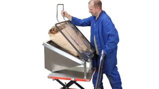 Sackschneidschüte im Einsatz (Bild: APE)