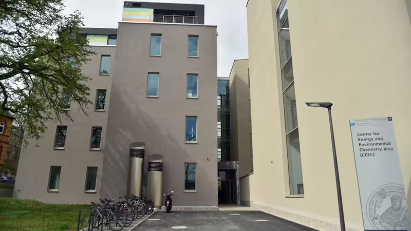 Platz 3: Uni Jena 4,4/5 Sterne  ★ ★ ★ ★ ✩    Es geht in die Top 3 der besten Chemie-Unis in Deutschland. Diesen Platz sichert sich die Friedrich-Schiller-Universität Jena.   Aus der Forschung: Ein internationales Forschungsteam mit Beteiligung der Uni Jena hat untersucht, wie spezielle Bakterien ohne Pigmente farbig erscheinen.   Ebenfalls interessant: Top 10 der besten Universitäten für Biologie und Biowissenschaften.  (Bild: )