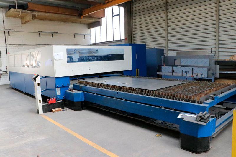 Die für den Treppenbau erforderlichen Stahlblechtafeln werden aber zuallererst auf einer Laserschneidanlage Trulaser 4050 von Trumpf auf die erforderlichen Maße zugeschnitten. (Bild: Trumpf)