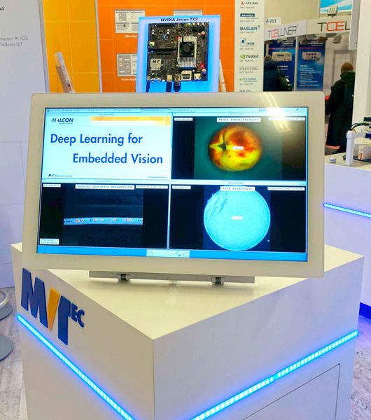 Am Messestand demonstrieren Experten von MVTec die Nutzung komplexer Deep-Learning-Algorithmen auf Embedded-Plattformen: Am Beispiel des Embedded-Boards Jetson TX2 von NVIDIA wird deutlich, wie sich verschiedenste Objekte wie Tabletten oder Obst schnell und präzise durch Deep Learning klassifizieren lassen. Dabei werden auch Schriftzeichen- und Zahlenkombinationen im Rahmen von OCR-Anwendungen sicher erkannt. Zu sehen in Halle B5, Stand 305. (MVTec Software GmbH)