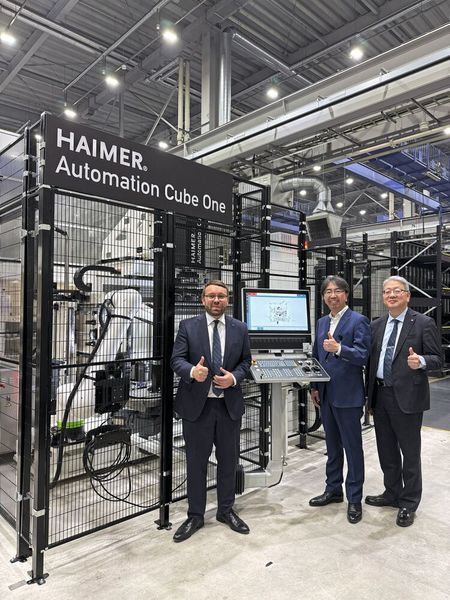 In Verbindung mit Haimer-Schrumpfaufnahmen hat sich der Haimer Automation Cube One am Produktionsstandort DMG Mori Iga als bahnbrechende technologische Innovation erwiesen. V. l.: Andreas Haimer (President Haimer Group), Kazutoyo Moriguchi (Senior Executive Officer Production Engineering und Vice President DMG Mori Iga Co. Ltd.) und Koichi Nosaka (President Haimer Japan K.K.). (Bild: Haimer)