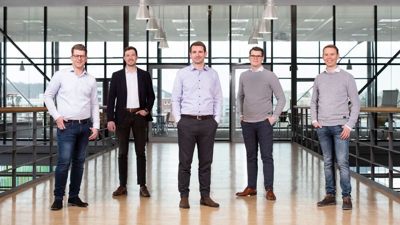 Platz 38: Mit der Weiterentwicklung des digitalen Zwillings beschäftigt sich das Start-up Gemineers. Das 2021 von Marcel Wilms (links), Philipp Ganser, Vincent Gerretz, Tommy Venek und Sven Schiller gegründete Unternehmen hat eine Softwareplattform zur datenbasierten Qualitätssicherung entwickelt, mit der ein digitales Abbild des hergestellten Bauteils erstellt werden kann. Zeitaufwendige Messprozeduren am realen Bauteil sollen so nicht mehr nötig sein.  (Bild: Gemineers)