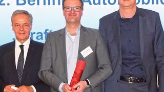 12. Berliner Automobildialog: (v. li.) Veranstalter Christoph Konrad (ZDK) mit den beiden Referenten Christoph Bender (Mineralölwirtschaftsverbands Deutschland) und Oliver Gutt (Hyundai Motor Deutschland). (Zietz/»kfz-betrieb«)