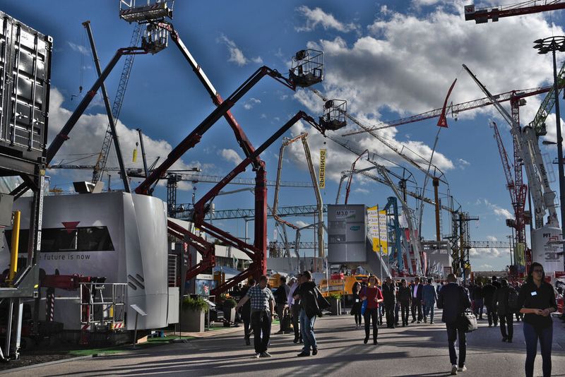 Auch der Kranwald macht bei blauem Himmel deutlich mehr her und lädt zu Spaziergängen ein.  (Bild: Stefanie Michel)