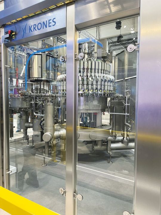 Microsoft-Partner Krones zeigte auf der Hannover Messe, wie KI die Industrie transformiert – vom Anlagenverkauf zu „Bottle-as-a-Service“ mit digitalen Zwillingen und Multi-Agenten-Systemen.(Bild:  Vogel IT-Medien)
