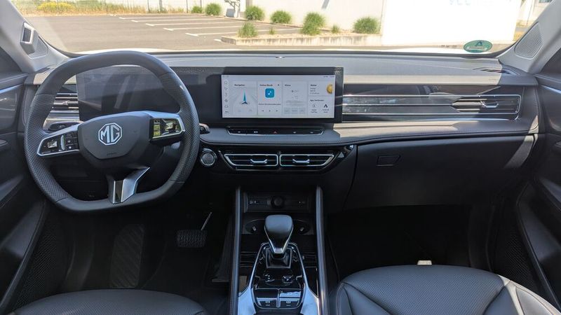 Das Interieur wirkt aufgrund der Tatsache, dass viele Oberflächen mit Kunstleder bezogen sind, sehr wertig. Der benutzte Klavierlack hingegen ist recht schmutzanfällig. Die Sitze sind sehr bequem. Das Cockpit wirkt aufgeräumt. Dominiert wird es von einem optisch durchgängigen Bildschirm. Tatsächlich handelt es sich um zwei separate 12,3 Zoll große Displays. (Bild: Simon – VCG)