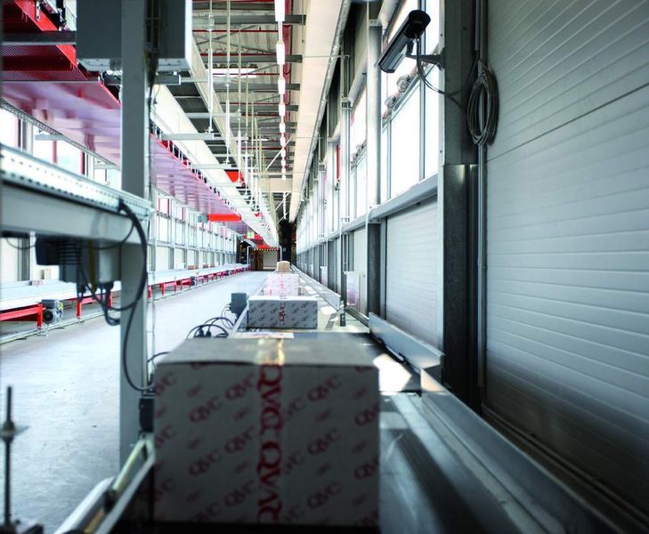 Stündlich werden rund 11000 Pakete vom Teleshopping-Unternehmen QVC über eine Förderbrücke direkt in den Hermes-Hub eingespeist. Bild: Beumer (Archiv: Vogel Business Media)