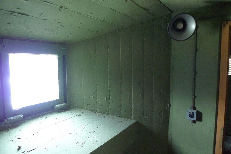 Eines der Sichtfenster im Wachturm (Bild: Comback)