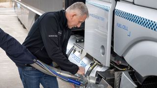 Andreas Gorbach, im Vorstand der Daimler Truck AG verantwortlich für Truck Technologie, betankt den Mercedes-Benz GenH2-Lkw mit flüssigem Wasserstoff. (Bild: © Daimler Truck AG)
