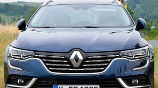 Hoppla, hier komm ich: Der Renault Talisman wirkt von vorn ziemlich wuchtig. (Rosenow / »kfz-betrieb«)