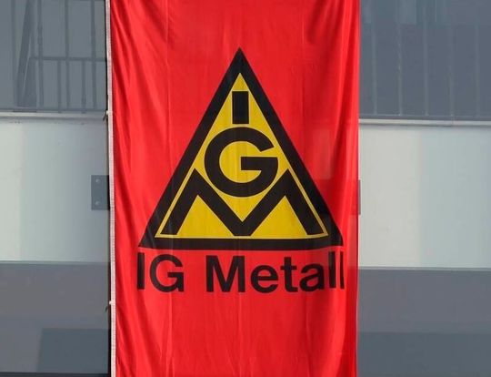 Die IG Metall wirft im Vorfeld zu den nächsten Tarifverhandlungen den Arbeitgebern vor, zum einen auf hohem Niveau zu jammern und zum anderen die derzeitige Lage völlig zu Unrecht für Stellenstreichungen auszunutzen. Denn es gehe wieder deutlich aufwärts ...(Bild:  IG Metall)