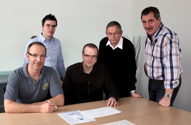 Arno Heiri (rechts) und Produktionsleiter Pascal Zimmermann (links) schätzen die Partnerschaft mit dem Maschinenlieferanten Monnier + Zahner – hier vertreten durch Geschäftsführer Roland Wälti (2.v.r.), Leiter Konstruktion Reto Jungi (Mitte) und Martin Wälti, Leiter der Softwareabteilung (2.v.l.). (Fanuc)