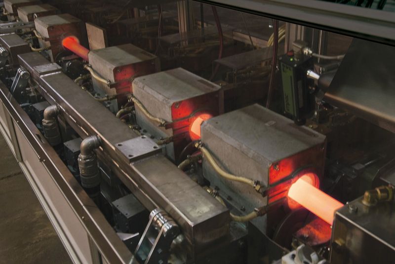 Bei besonderen Anforderungen erhalten Blankstahlprodukte eine separate Wärmebehandlung. Eine weitere Vergütungsanlage für Einzelstäbe wird derzeit integriert. Bild: Schmolz + Bickenbach (Archiv: Vogel Business Media)