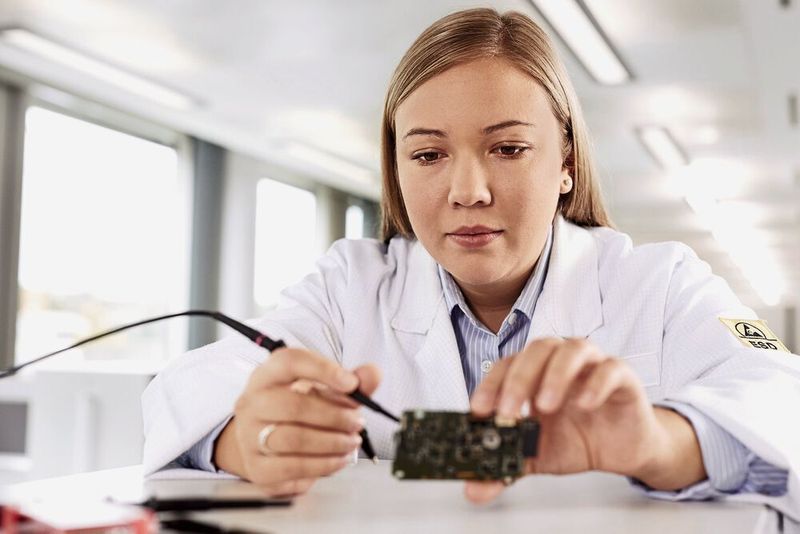 Seit über 50 Jahren entwickelt, produziert und vertreibt Leuze electronic weltweit effiziente Sensorlösungen für die industrielle Automation, seit 40 Jahren ist das Unternehmen in der Schweiz aktiv. (Leuze)