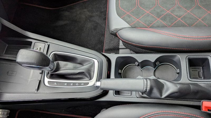 Noch tief im Gestern steckt der Puma mit diesen beiden wuchtigen Hebeln für Automatikgetriebe und Feststellbremse. Störend: Die eingelegte Fahrstufe wird in der Konsole nicht angezeigt, sondern nur im Display. (Bild: Rosenow – VCG)