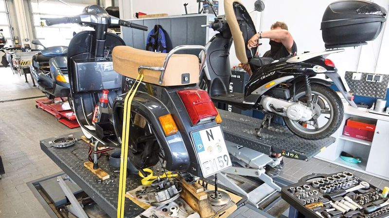 Sie haben einen (Qualitäts-) Roller? „Wir haben den passenden Service!“, sagt Bosch Mezger in Schweinfurt. Und Neufahrzeuge „Made in Italy“ gibt's hier auch zu kaufen. (Bild: »kfz-betrieb« / Dominsky)