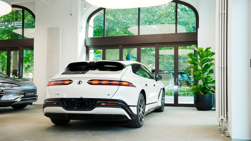 In München können Interessenten sich jetzt über die Modelle von BYDs Premiummarke Denza informieren. (Bild: BYD)