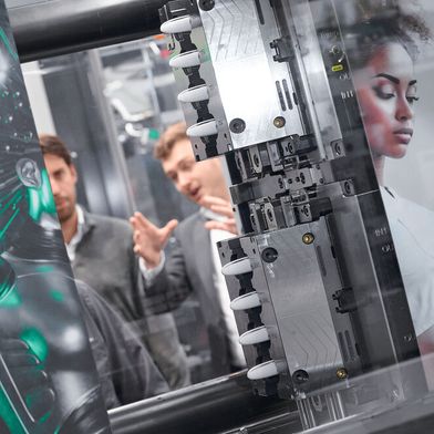 Auf der Fakuma wird der elektrische Allrounder 570 A Kappen aus Polypropylen (PP) spritzen, die für Injektoren-Pens gedacht sind. Smarte Steuerungsfunktionen und Vernetzung unterstützen die Teilequalität und -dokumentation pro Kavität, von denen das Spritzgießwerkzeug von Hack acht Stück aufweist. (Bild: Arburg)