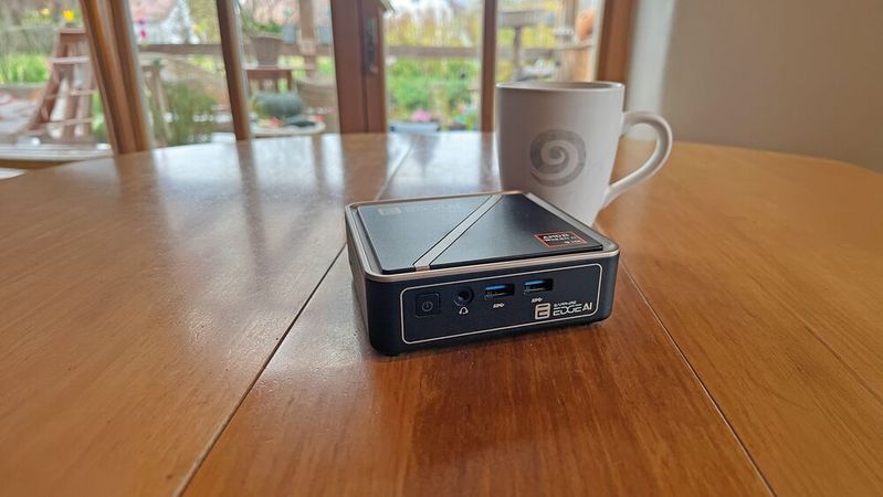 Der Mini-PC Sapphire Edge AI ist nur 117 x 111 x 30 mm groß, verfügt aber trotzdem über einen leistungsstarken Mobilprozessor von AMD. In der getesteten Variante sitzt ein AMD Ryzen AI 9 HX 370 auf dem Mainboard.(Bild:  Vogel IT-Medien)