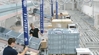 Mit dem Vakuum-Schlauchheber Jumbo-Flex werden Lasten bis 35 kg mit einer Hand schnell und ergonomisch bewegt. (Bild: J. Schmalz / Fotostudio M42 Thomas Frank + Katja Zern)