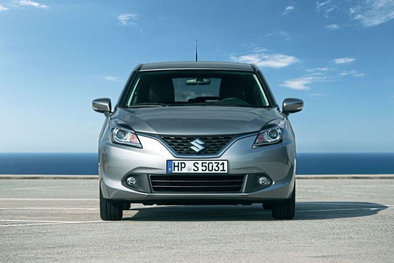 Chrom-Chichi, lichtstarke Xenon-Scheinwerfer mit LED-Lidstrich oder schicke Aluräder lassen das Modell größer wirken als es formal ist. (Suzuki)