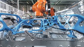 Die BMW Group setzt im Produktionssystem vermehrt auf individuelle Roboter-Greifer aus dem 3D-Drucker und spart damit Zeit und Ressourcen. (Bild: BMW - Harry Zdera)