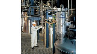 Modularer Vakuumförderer (rechts im Bild auf Rührkessel) in der Prozessindustrie (Bild: Volkmann)