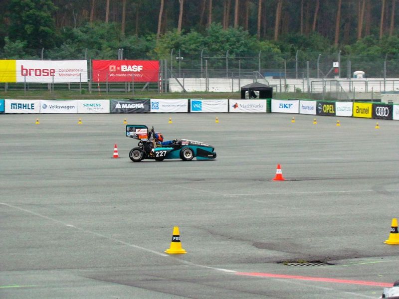 Auf dem Testgelände kann sich der Pilot mit dem Fahrzeug vertraut machen. Auch in der neuen Wettbewerbsklasse Driverless ist es möglich, den Boliden im manuellen Modus mit Fahrer zu steuern. So können die Teams Sensorik und Kamerasysteme testen und überprüfen. (S. Häuslein/konstruktionspraxis)