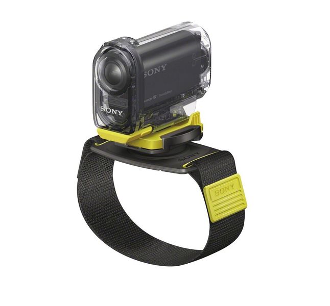 Segler, Mountainbiker & Co. können sich die Cam auch einfach an den Arm schnallen. (Bild: Sony)