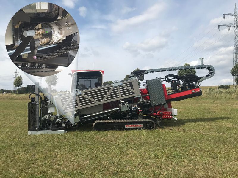 Statt lange Gräben zu buddeln, treiben die Anlagen von AT-Boretec mit einem gleichzeitigen Bohren und Spülen zunächst den Pilotkanal von einer Baugrube zur nächsten. Für Zielsicherheit und das automatisierte Nachführen der Bohrgestänge sorgt dabei ein absoluter CAN-Open-Drehgeber von Wachendorff. (Bild: Wachendorff Automation / AT-Boretec)