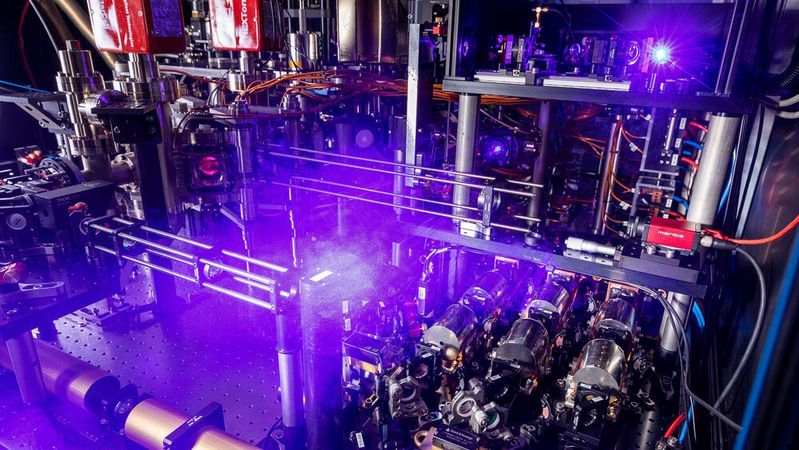 Planqc baut Quantencomputer und speichert Quanteninformation in einzelnen Atomen – von Natur aus die besten Qubits. Die Quanteninformation wird verarbeitet, indem diese Qubits in hochskalierbaren Registern angeordnet und anschließend durch präzise kontrollierte Laserpulse manipuliert werden. Planqc baut Quantencomputer und speichert Quanteninformation in einzelnen Atomen – von Natur aus die besten Qubits. Die Quanteninformation wird verarbeitet, indem diese Qubits in hochskalierbaren Registern angeordnet und anschließend durch präzise kontrollierte Laserpulse manipuliert werden.
