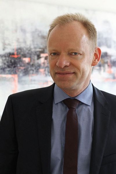 Zum Doppelpräsidenten gewählt: Der Ifo-Präsident Clemens Fuest (50) ist nun auch Präsident des International Institute of Public Finance (IIPF). Er folgt auf Joel Slemrod von der University of Michigan. Gewählt wurde Fuest bereits im vergangenen Jahr in Tokio. Die Amtsperiode geht bis 2021. Das IIPF ist der Weltverband der Finanzwissenschaftler, jener Volkswirte, die sich mit der Rolle des Staates in der Marktwirtschaft beschäftigen. (ifo Institut – Leibniz-Institut für Wirtschaftsforschung an der Universität München e. V.)
