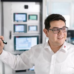 Konstantinos Arabatzis, Produktmanager, Berghof Automation and Control Solutions: Jetzt, mit dem Compute Module 4, sind wir in der Lage, mit diesen Geräten genau den ‚sweet spot‘, also die optimale Zone, zwischen Rechenleistung und Kosten zu treffen.“