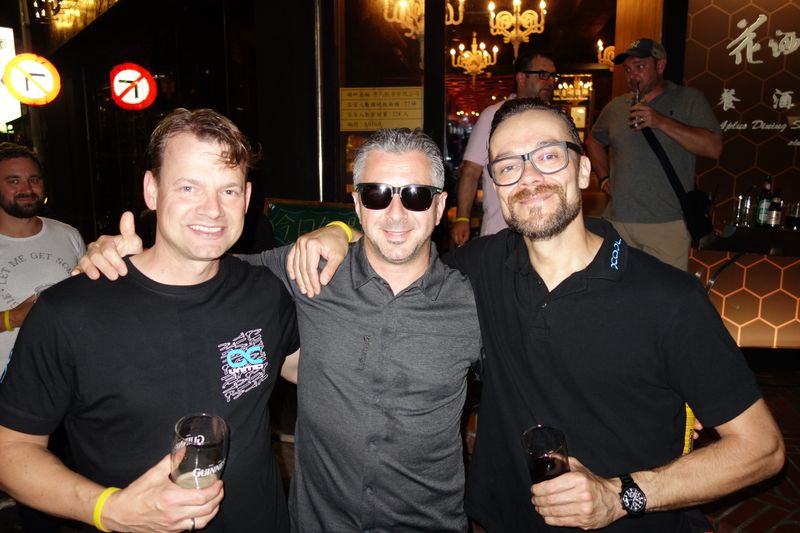 Die Story über die legendäre Sonnenbrille wissen nur (v. l.) Andreas Walter, Aquatuning, Mike Petereyns, MP, und Jo Puwalski, Alphacool. (Vogel IT-Medien GmbH)