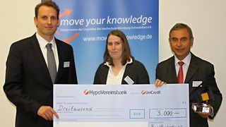 Verleihung des ersten Logistics Solution Award (v.l.): Balthas Klein vom Hochschul-Förderverein, Preisträgerin Alexandra Schieck sowie Geis-Geschäftsführer Dr. Johannes Söllner. (Bild: Geis)