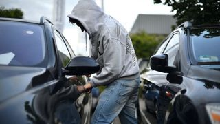 Ein Diebstahl ist und bleibt ein Diebstahl. Verschwindet ein Auto dagegen während einer Probefahrt, liegt juristische eine Unterschlagung vor. (Foto: www.polizei-beratung.de)